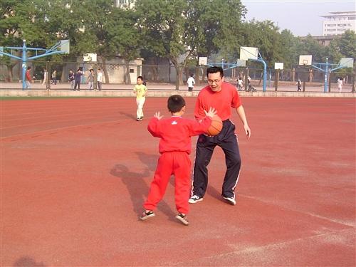 孩子：印尼男孩为何两岁就吸烟成瘾？从他父亲身上能找到了答案8年前