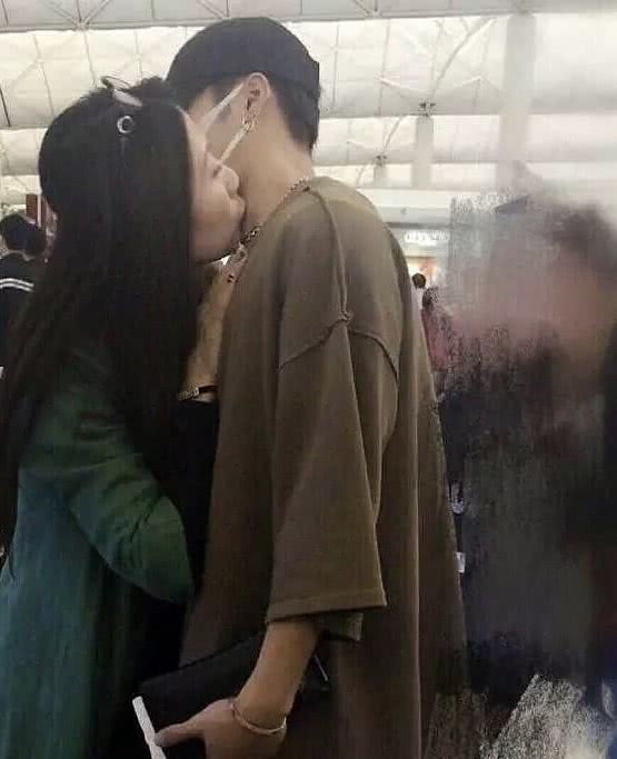 #情侣#宛如情侣一般，网友：无法接受！王嘉尔多次和妈妈“当众亲吻”
