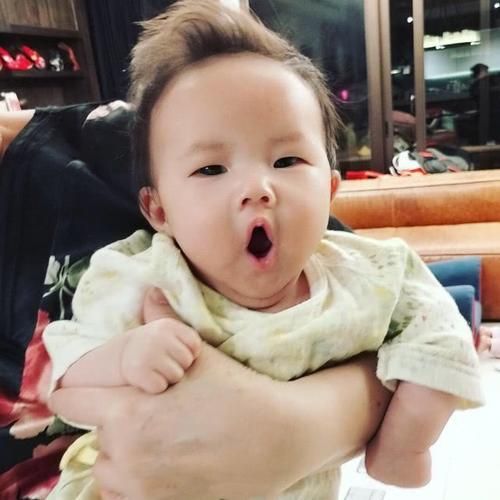3岁女儿总嘟嘴，妈妈觉得很可爱，可奶奶掰开一看直接把娃送医院
