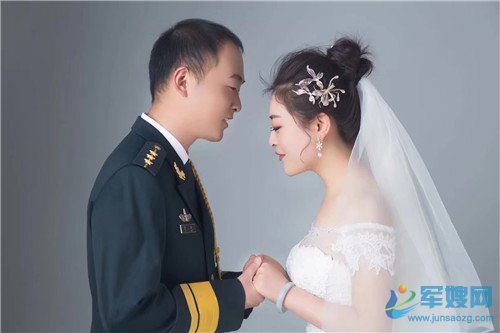 军恋婚纱照_军恋卡通婚纱照