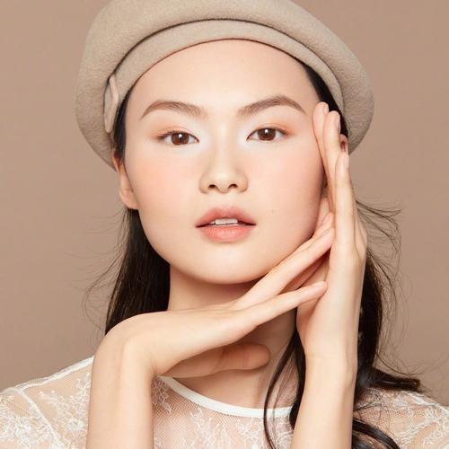 长相长相极具东方韵味,硬照表现力十足贺聪又登杂志封面