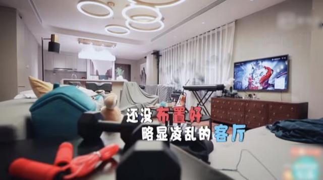 年住同是练习生 lisa在韩10年住集体宿舍,范丞丞出道2年在北京买房