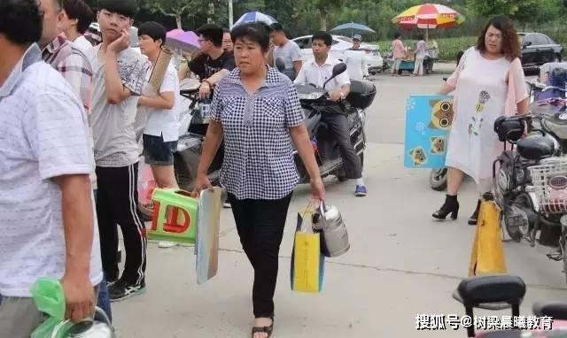 郸城■你读书虽苦,父母更不易“最牛县高”考前校园照让人泪奔:同学