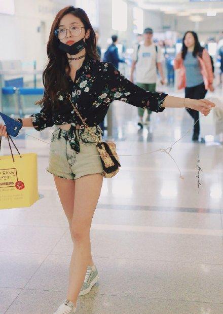 吴宣仪穿吊带裙显清新优雅魅力,3种穿搭风格少女感满满,特别美