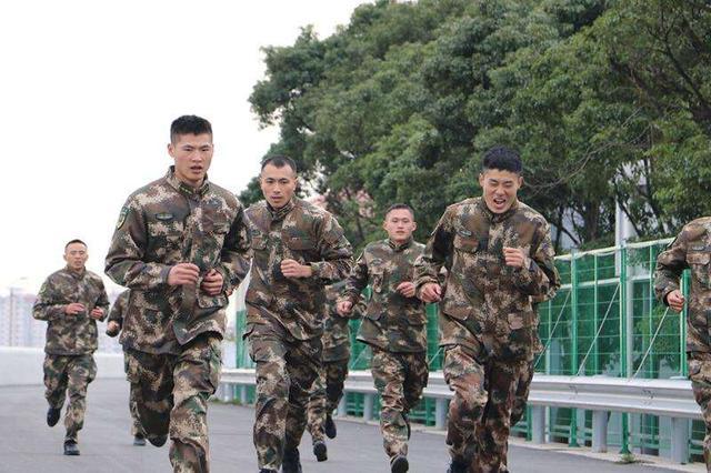当兵后悔两年，不当兵后悔一辈子！高考成绩不理想，试一试参军这条路子？