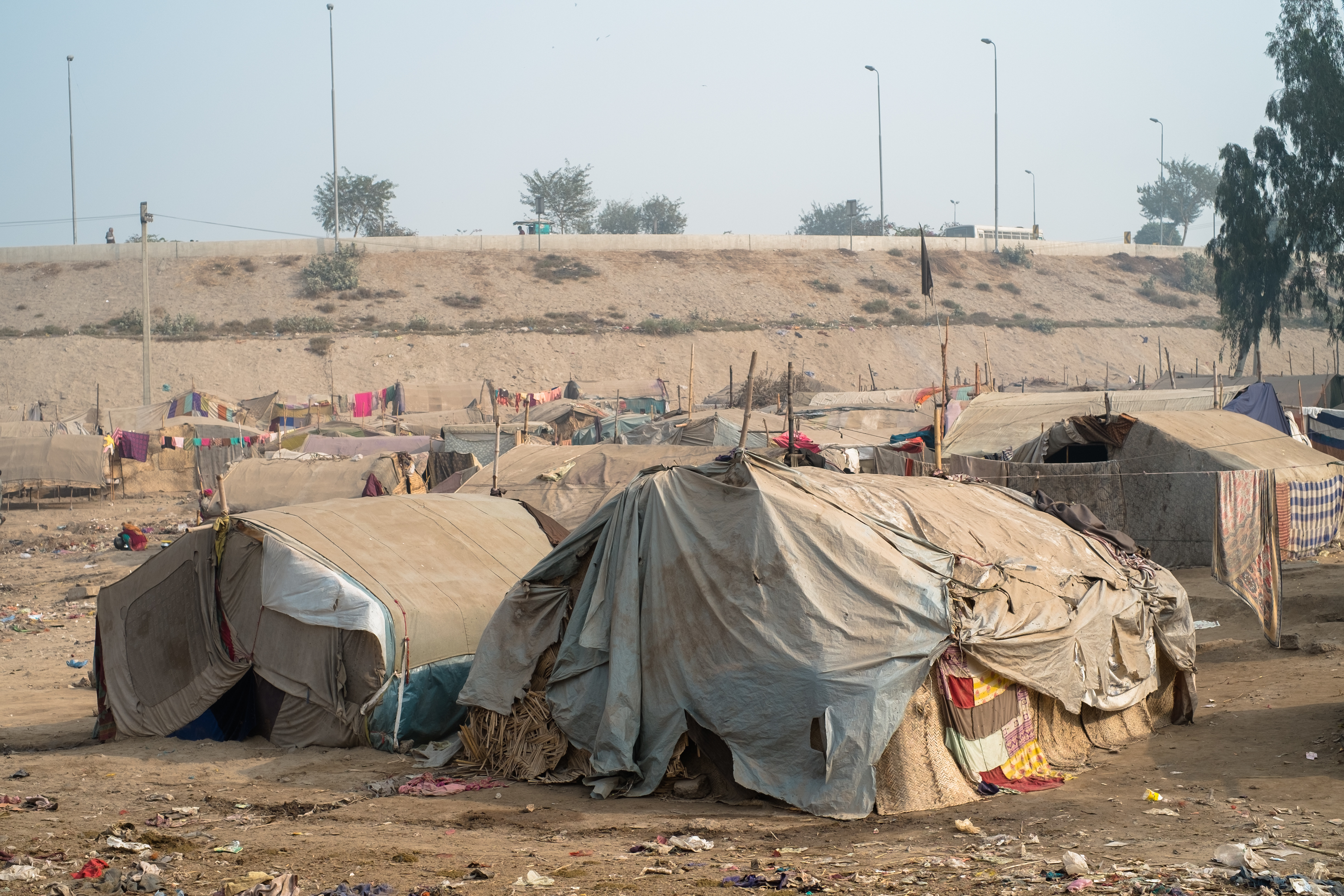 巴基斯坦最富裕的城市，郊区河道成贫民窟集中营，吃喝拉撒全在河边-搜狐大视野-搜狐新闻