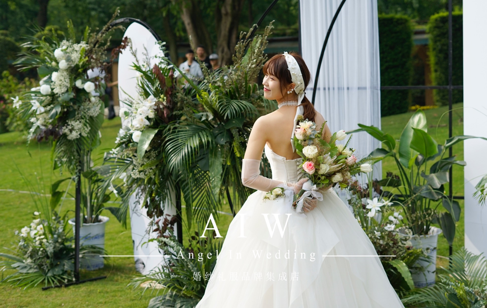新娘穿着穿婚纱干_穿着婚纱的新娘动漫(2)