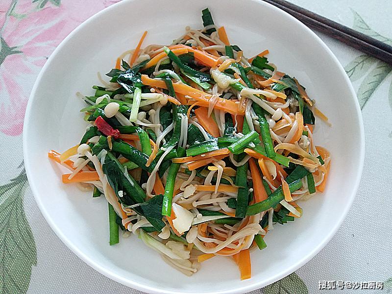 【金针菇炒韭菜】食材有;150克金针菇,小把韭菜,小截胡萝卜做配菜,2瓣