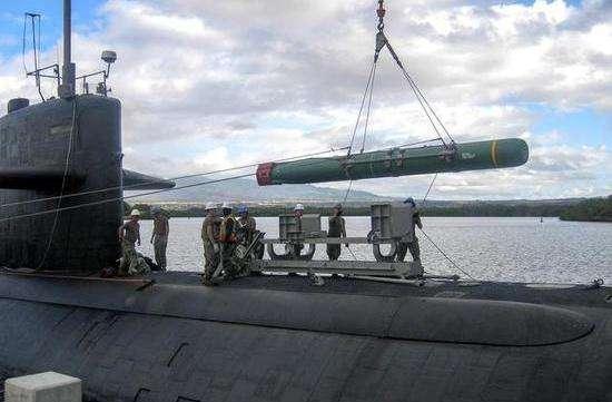 比航母还危险的武器闯入南海，释放动手信号？