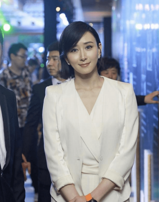 原创胡静阔太不是白当的,穿白色西装套装出席活动,气质惊艳又高级!