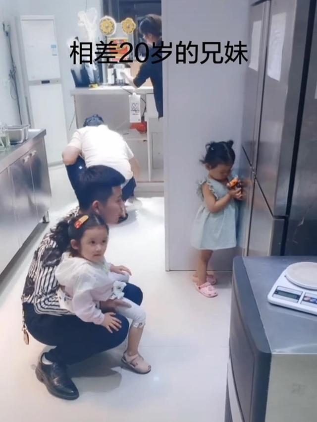 妹妹■妹妹现场与哥哥绝交,网友:女孩吃醋不分年龄哥哥抱了一下妹妹的“闺蜜”