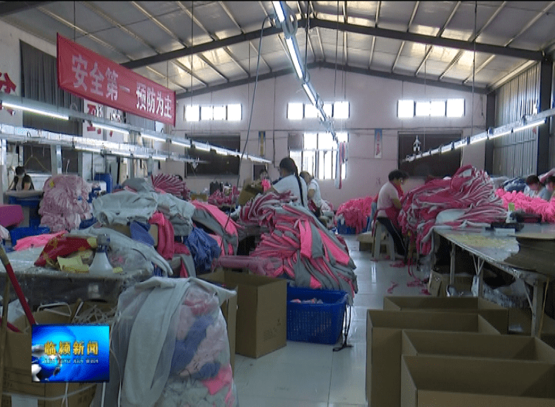 临颍:台陈镇有个制衣厂产值近千万,车间内一片热火朝天生产景象