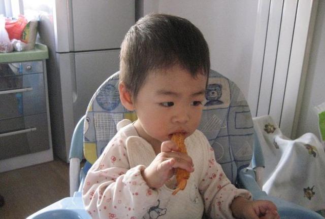 「孩子」伤脾胃，体质差还难长个劝告家长：3种常见的早饭别再给娃吃了