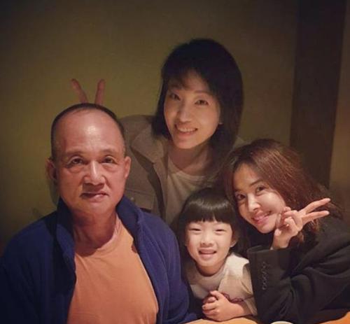 蔡依林6旬父亲老当益壮，二婚娶泰国娇妻5年生俩混血儿子！