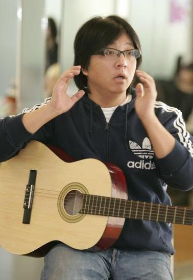 原创妻子因难产血崩，他却在低头玩手机，后突发脑瘤被指是报应