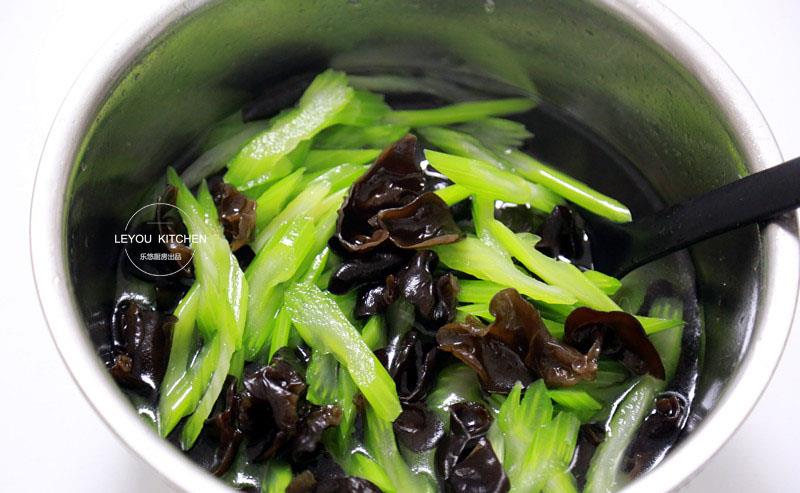 芹菜怎么做不会变色 fff0f2d8baa84d4f82726f40f6f2f893.jpeg