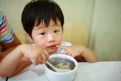 [孩子]也别给孩子吃这种饭，长不高医生苦劝：夏天再热