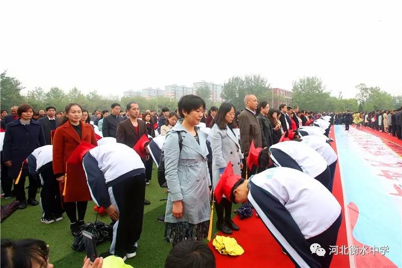 衡水中学举办成人礼！父亲的一张照片让无数高中生泪奔...