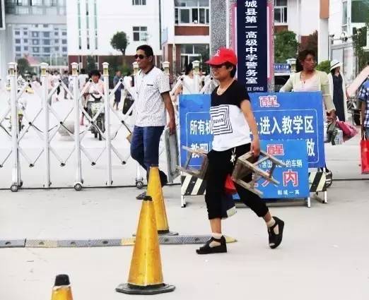 衡水中学举办成人礼！父亲的一张照片让无数高中生泪奔...