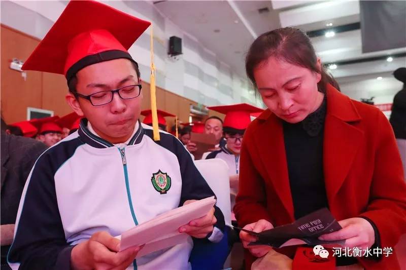 衡水中学举办成人礼！父亲的一张照片让无数高中生泪奔...