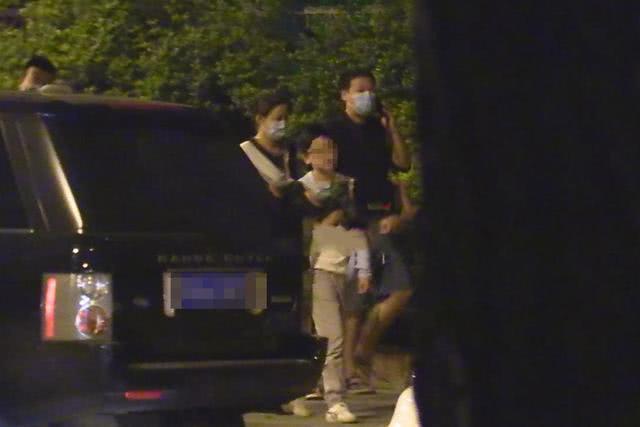 42岁郝蕾和绯闻男友参加家庭聚会，感情坎坷的她