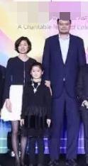 姚明一家三口现身!女儿暴风成长,9岁已长至父亲腰间