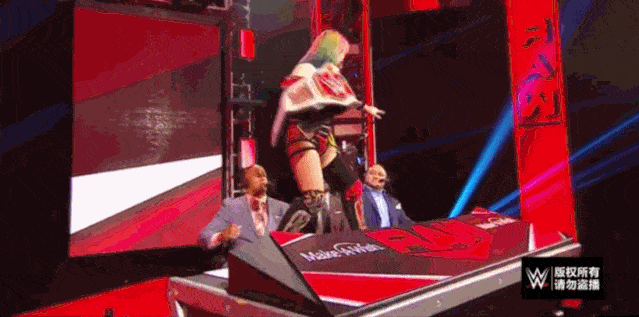 同时明日华也是wwe首位赢得合约包和皇家大战的女子选手.