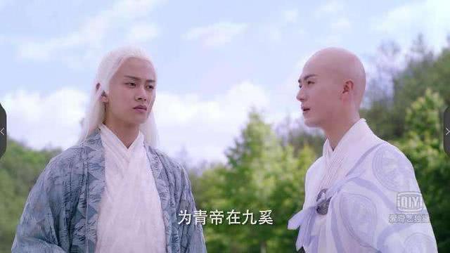 于朦胧在《轩辕剑之汉之云》中扮演的白衣尊者徐暮云,一头白发配上