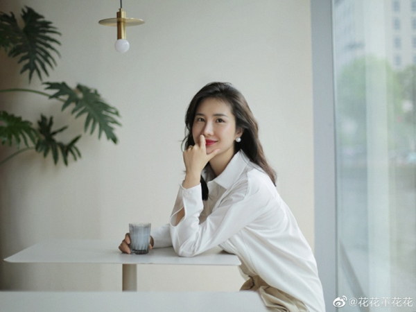 夫人■暗搓搓的小心思太明显杠上了?张大奕疑似再次模仿总裁夫人穿搭