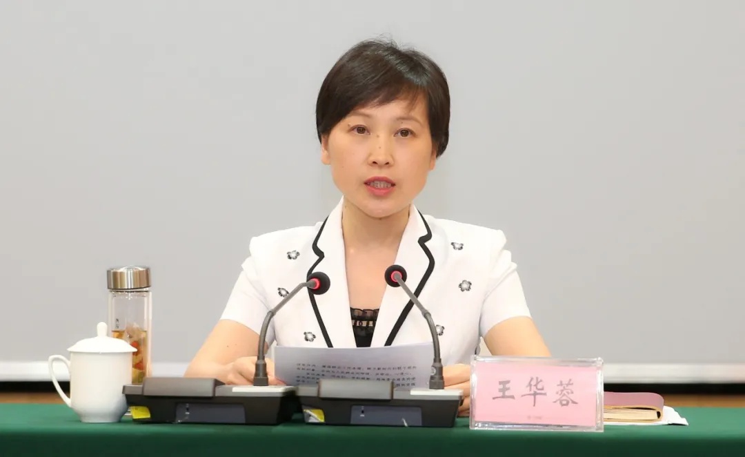小慧看德阳市妇联第八届执行委员会第一次全体会议举行