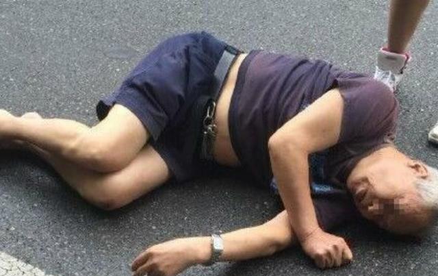 公公路上出车祸,儿媳假装看不见,康复出院后,含泪送她一套房
