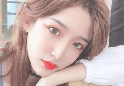 好像他大部分的粉丝都是男生,难以想象一个男生把自己打扮成女生的
