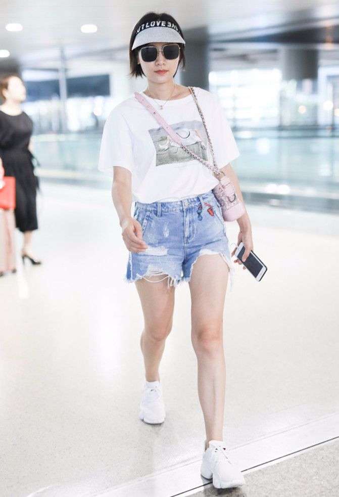 脖颈虽然很清晰的看到脖颈纹，但确实更显年轻！叶一茜穿圆领泡泡袖