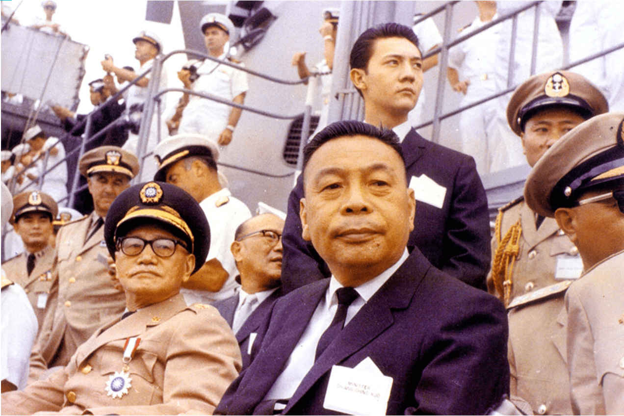 故事传记|1935年蒋经国结婚时，他毕恭毕敬向斯大林画像三鞠躬