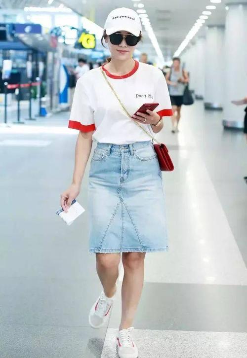 脖颈虽然很清晰的看到脖颈纹，但确实更显年轻！叶一茜穿圆领泡泡袖