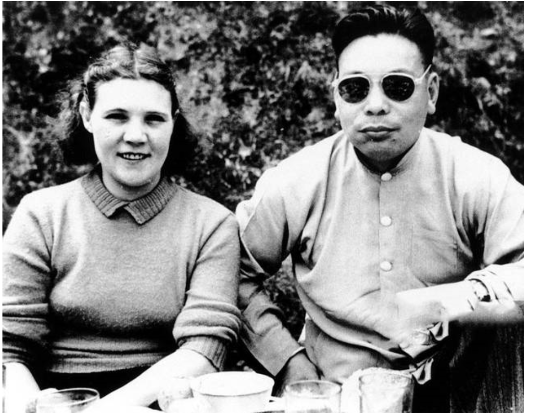 故事传记|1935年蒋经国结婚时，他毕恭毕敬向斯大林画像三鞠躬