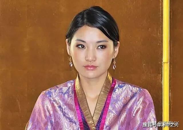 「眼睛」,29岁佩玛王后一双“狐狸眼”,不笑时如冰山雪莲,笑起来又纯又媚