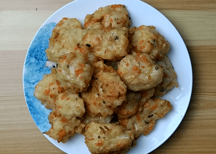 油炸素丸的简单做法,外酥里嫩,鲜香营养,不错的家常美食_丸子