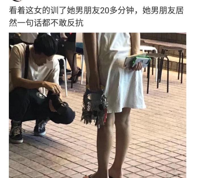 原创男生当街跪在地上被女朋友骂了20分钟看到她手里的东西我也不敢动