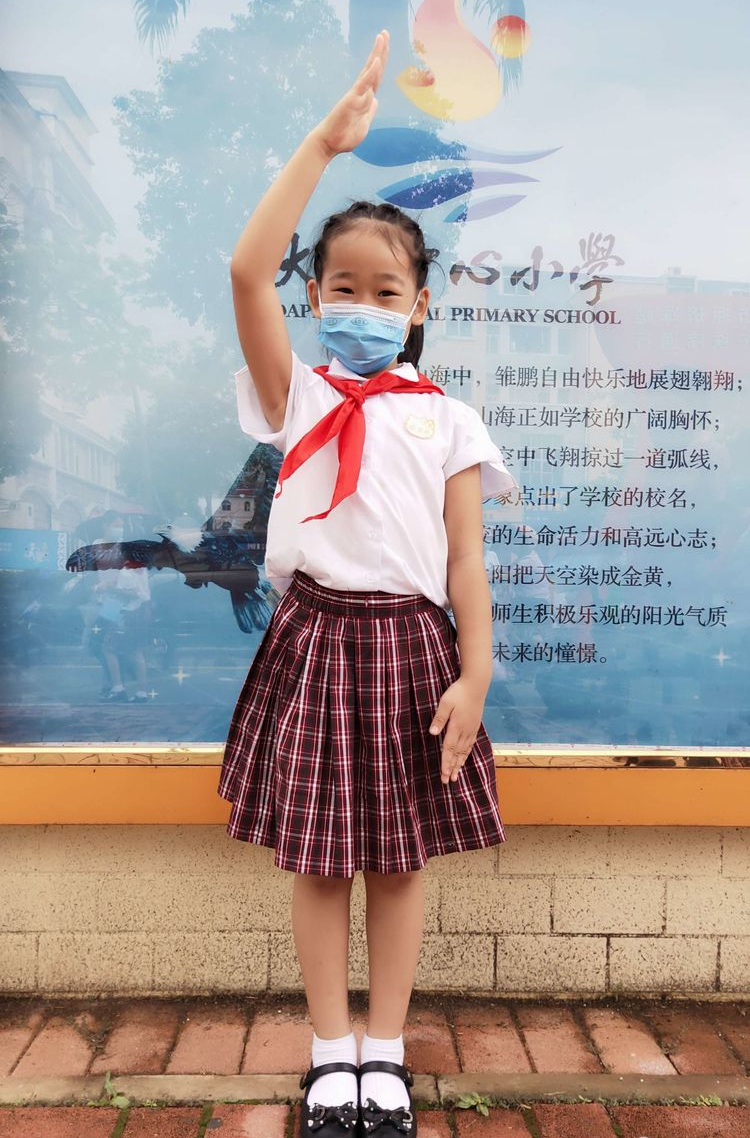 我戴上了红领巾,奶奶也是戴红领巾的"小朋友"