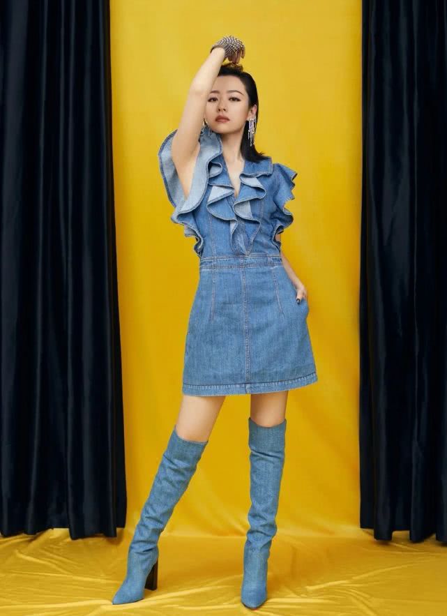 牛仔裤时髦亲切太接地气张靓颖瘦了好多！黑色T恤配牛仔裤走机场