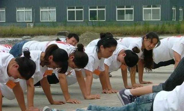 “教师体罚致儿童吐血、家长被殴打、老师索要6万元”，都是编的-希特勒潜艇现身