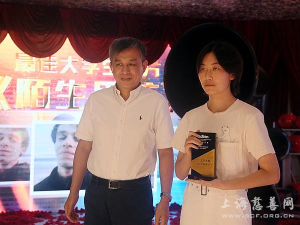 市慈善基金会副理事长王乐齐,上海市文旅局公共服务处副处长杨燕娜