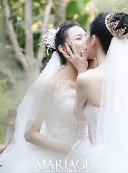 杨丽萍爱徒水月同性婚礼惹关注，她曾力捧的小