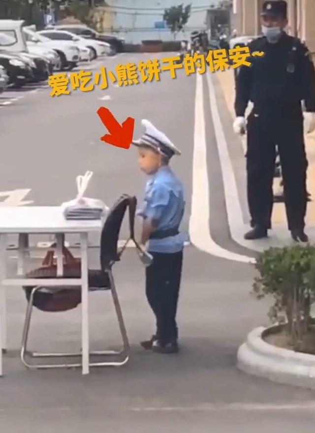 保安爷爷中午回家吃饭，小孙子来“顶班”，有模有样笑翻小区业主聂卫平围棋教室