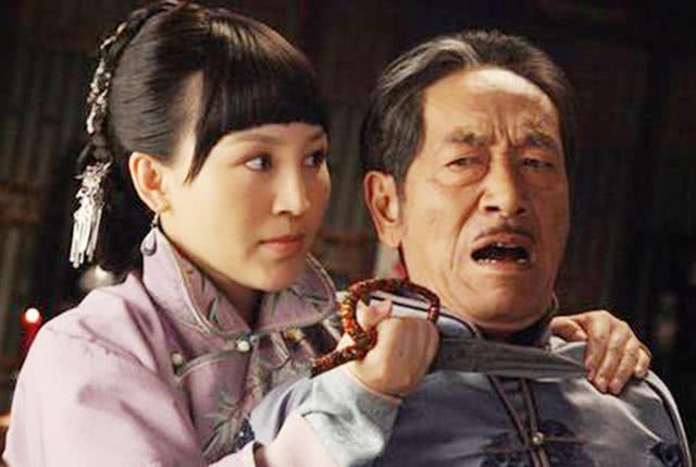 还有观众最为熟知的《打狗棍》,饰演大恶人"那麻