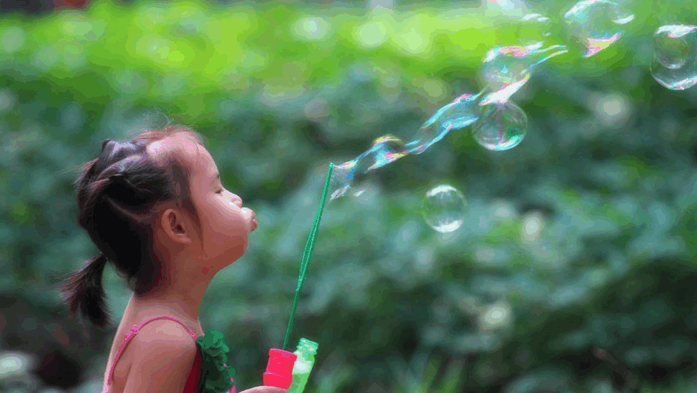 夏天宝宝喜欢玩水，用这些花样让娃过足瘾！越玩越聪明