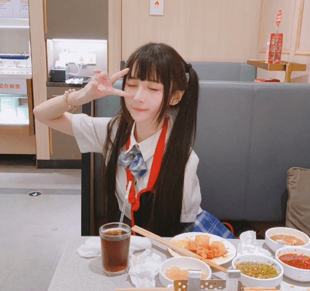 蔡萝莉儿童节穿童装,穿学生装背书包,网友:毫无违和感