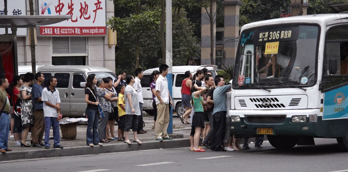 我国周边的下列国家中人口最多的是(2)