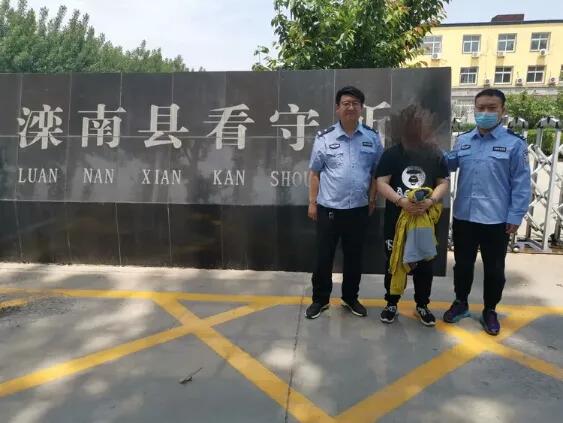 犯罪嫌疑人颜某被送入看守所羁押